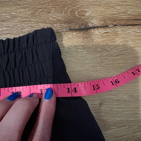 Vuori Villa Shorts High-Rise Relaxed Fit with 3” Inseam in Black - Picture 4 of 10